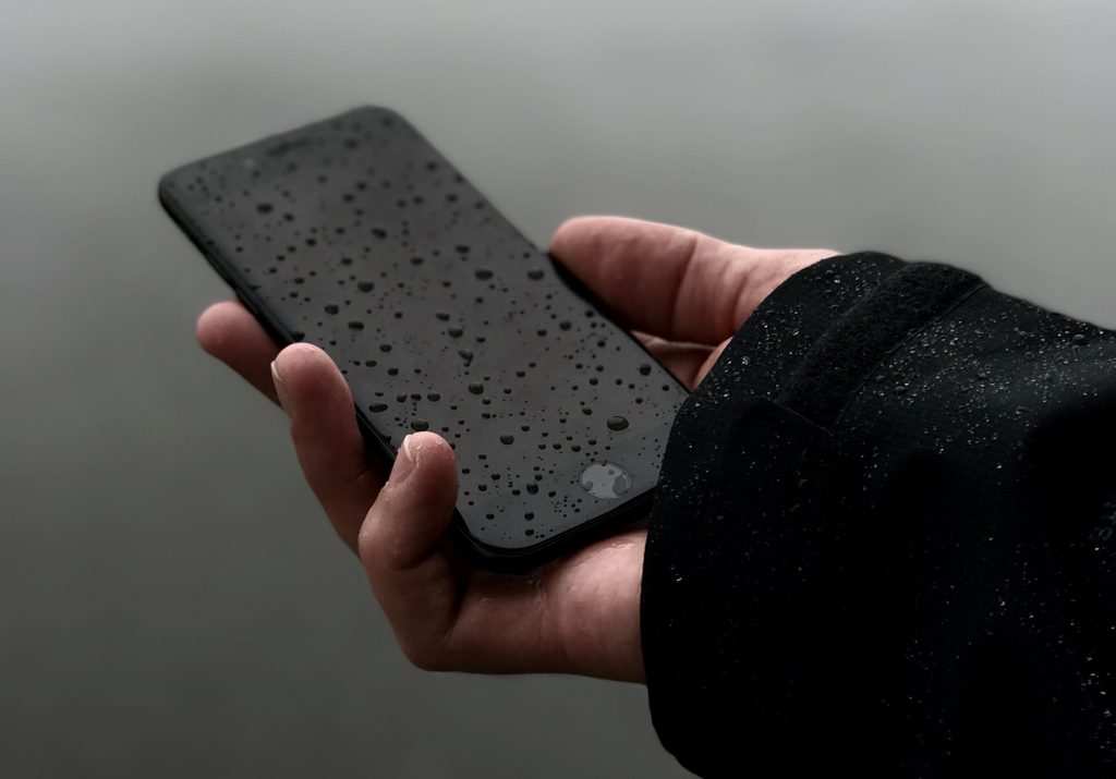 is-iphone-waterproof-raindrops